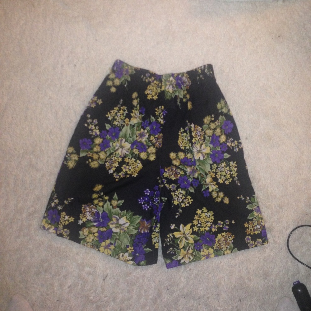 VINTAGE 80s 90s Black Floral High Waisted Bermuda Shorts - Picture 2 of 2